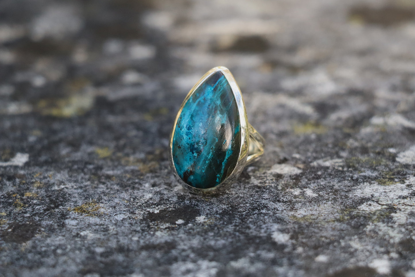Handcrafted Silver Ring with Azurite promoting inner discipline and mature awareness.