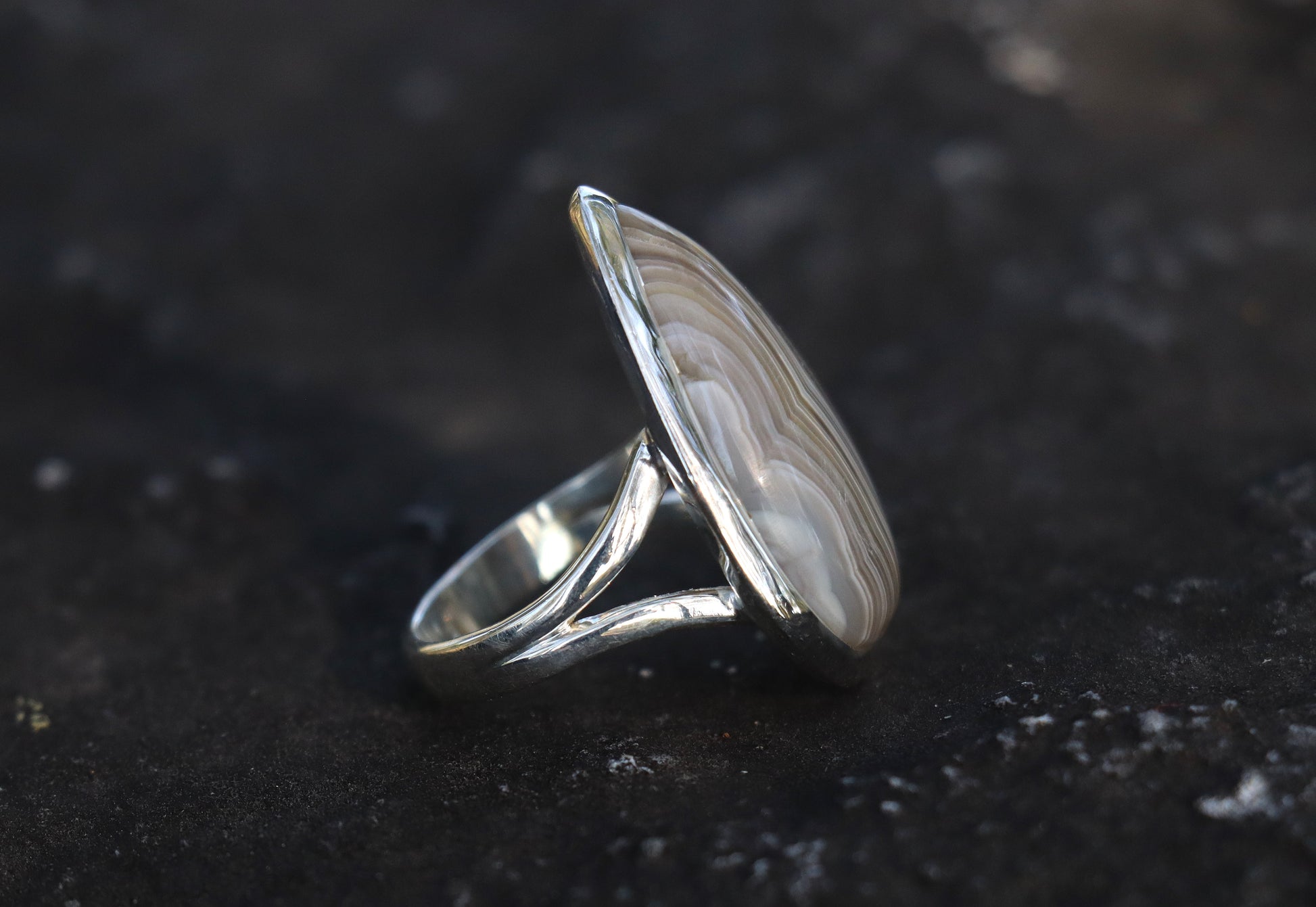 Side view of the Banded Agate Ring in 925 Sterling Silver. Saturn Mercury crystal for Grounding and Balance.