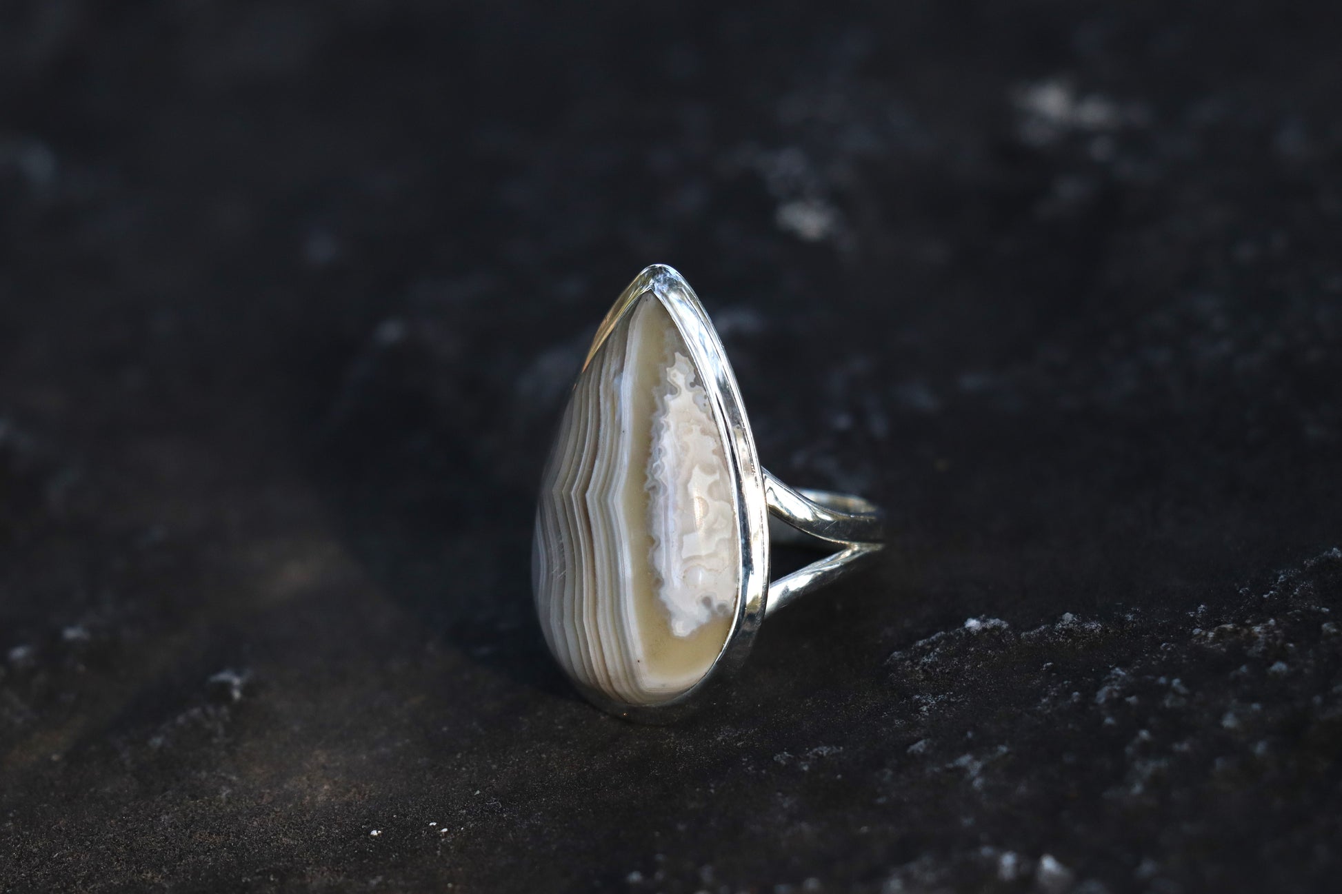 Banded Agate Ring in 925 Sterling Silver. Saturn Mercury crystal for Grounding and Balance.