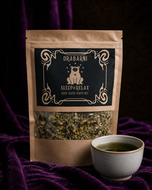 Sleep tea blend with lemon balm, linden, chamomile and lavender in loose leaf form, soft green and floral botanical texture.